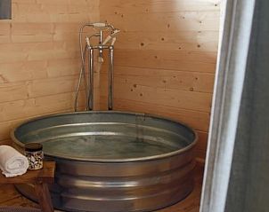 Unieke badkamer met houten badkuip in Vakantiehuisje in Oosterwolde Gelderland, gelegen op de Veluwe.