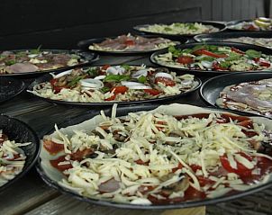 Vers gemaakte pizza's bij Huisje in Oosterwolde Gelderland, perfect voor een gezellige maaltijd.