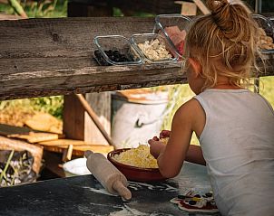 Kind maakt pizza in vakantiehuis Oosterwolde Gelderland, culinaire activiteit op de Veluwe.