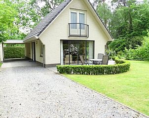 Vacation home in Epe in the Veluwe, Gelderland, with inviting terrace and green garden, surrounded by nature.