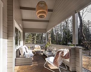 Entspannen Sie sich auf der Veranda des Ferienhauses in Epe, Veluwe, Gelderland, mit Blick auf die ruhige Landschaft.