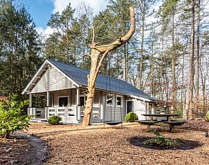 Rustikales Ferienhaus in Epe, Veluwe, Gelderland, umgeben von Wald und ausgestattet mit einem gemtlichen Picknickplatz.