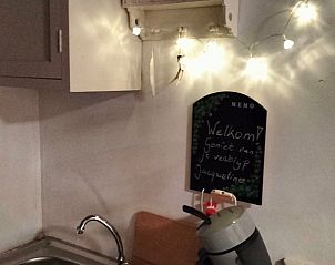 Knusse keukenhoek in Vakantiehuis in Epe, Veluwe, Gelderland met welkomstboodschap en sfeerverlichting.