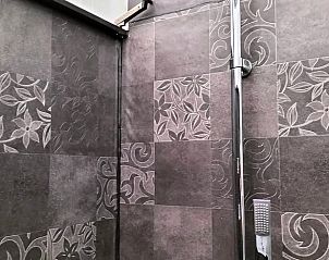 Stijlvolle badkamer van Vakantiehuis in Epe, Veluwe, Gelderland met moderne douche en elegant tegelwerk.