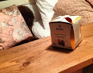 Sfeervolle details in Vakantiehuis in Epe, Veluwe, Gelderland met luxe chocolaatjes en zachte kussens.