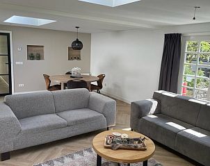 Comfortabele woonkamer in Vakantiehuisje in Epe, Veluwe, ideaal voor ontspanning.
