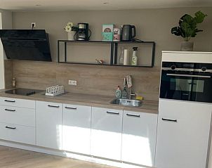 Moderne keuken in Vakantiehuisje in Epe, perfect voor culinaire avonturen op de Veluwe.