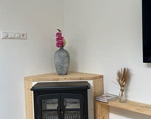 Knusse hoek met open haard in Vakantiehuisje in Epe, ideaal voor koude avonden.