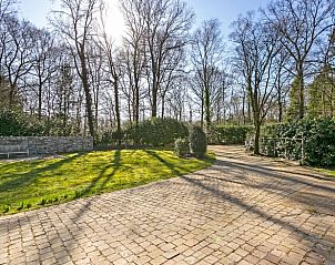 Prachtige oprijlaan omgeven door natuur bij Vakantiehuisje in Epe, Veluwe, Gelderland.