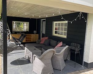 Zonnig terras met ruime zitgelegenheid bij Vakantiehuisje in Epe, Veluwe.