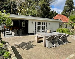 Terras met tuinmeubilair bij Vakantiehuisje in Epe, gelegen op de Veluwe, Gelderland.