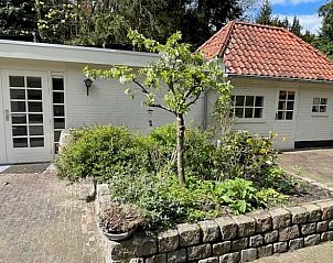Bloeiende voortuin bij Vakantiehuisje in Epe, Veluwe, perfect voor natuurliefhebbers.