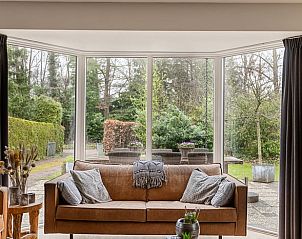Cozy living room in cottage in Epe overlooking the green nature of the Veluwe in Gelderland.