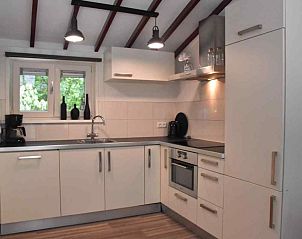 Buitenterras met jacuzzi bij DG395 vakantiehuis Epe Veluwe