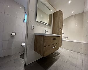 Verlichte jacuzzi en sauna bij vakantiehuis DG747 in Epe, Veluwe.