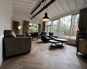 Lichte woonkamer met uitzicht in vakantiehuis DG747, Epe, Veluwe.