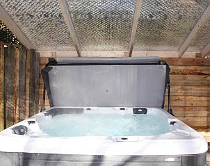 Buitenzijde van vakantiehuis DG747 in Epe, Veluwe, omgeven door groen.