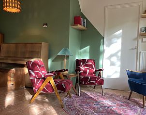 Gezellige binnenruimte van Boshuis Wissel in Epe, Veluwe. Vakantiehuis met retro inrichting en natuurlijke lichtinval voor een ontspannen verblijf.