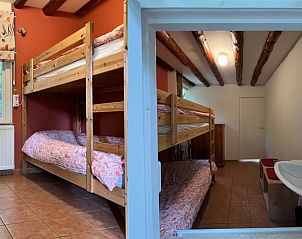 Gezellige slaapkamer met stapelbedden in Boshuis Wissel, een vakantiehuis in Epe, Veluwe, Gelderland, omringd door natuur.