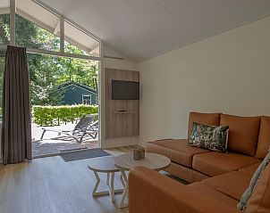 Gezellige woonkamer van S6A Comfort bungalow in Epe, Veluwe, met uitzicht op het groene terras en natuurlijke omgeving in Gelderland.