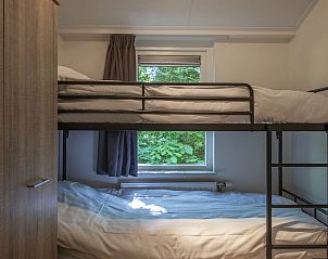 Slaapkamer in S6A Comfort bungalow, Epe Veluwe, met stapelbed en uitzicht op groene natuur.
