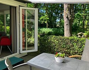 Genieen Sie die Ruhe der Natur von der Terrasse des Ferienhauses in Vierhouten, das in Veluwe, Gelderland liegt.