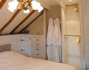 Gemtliches Schlafzimmer im Ferienhaus in Vierhouten, Veluwe, Gelderland mit Holzbalken und komfortabler Einrichtung.