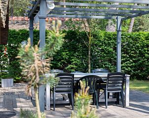 Ruim terras bij Farmhouse chalet in Vierhouten, Veluwe met comfortabele buitenzitplaats in het groene Gelderland.