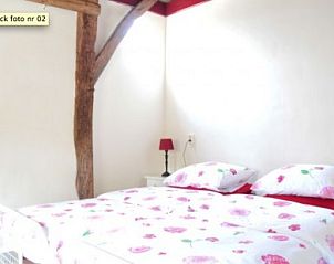 Sfeervolle slaapkamer in Het Zuyerbroeck, bed and breakfast in Nunspeet, Veluwe, met landelijke details.