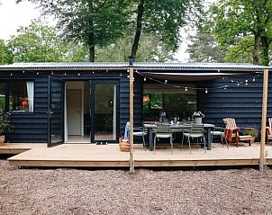 Cozy porch at Huisje in Nunspeet, vacation home on the Veluwe in Gelderland.