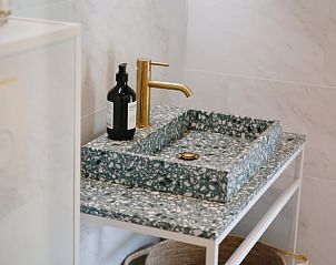 Modern bathroom with sink in Cottage in Nunspeet, Veluwe, Gelderland.