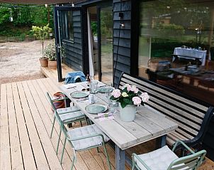 Outdoor terrace with dining set in Cottage in Nunspeet, vacation accommodation in Veluwe, Gelderland.