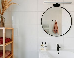 Modern sink and mirror in Cottage in Nunspeet, Veluwe, with stylish accessories.