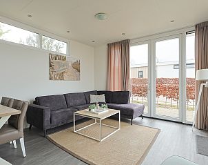 Gezellige woonkamer in Chalet in Nunspeet, Veluwe met comfortabele bank.