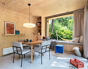 Gezellige binnenruimte van TED Tiny House in Nunspeet, Veluwe. Vakantiehuis met moderne inrichting en uitzicht op groene natuur.