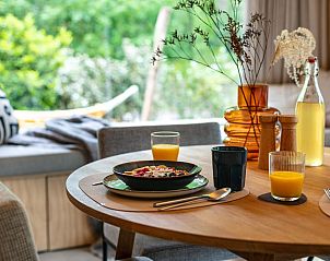 Geniet van een ontbijt in TED Tiny House, een vakantiehuis in Nunspeet, Veluwe. Ontspannen eetruimte met uitzicht op de groene natuur.