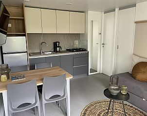 Moderne Kche und Essbereich in einem freistehenden Haus in Nunspeet, einem Ferienhaus in der Region Veluwe, Gelderland.