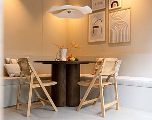 Gezellige binnenruimte van Huisje in Nunspeet, vakantiehuis in Veluwe, Gelderland, met moderne inrichting en sfeervolle kunst aan de muur.