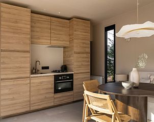 Moderne keuken en eetruimte in Huisje in Nunspeet, vakantiehuis op de Veluwe, Gelderland, met houten afwerking en natuurlijke lichtinval.