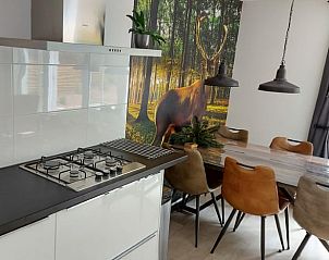 Modernes Esszimmer im Ferienhaus in Nunspeet, Veluwe, mit Blick auf die Natur von Gelderland.