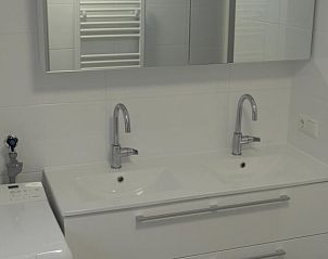 Luxurises Badezimmer im Ferienhaus in Nunspeet, Veluwe, mit Doppelwaschbecken fr ultimativen Komfort in Gelderland.