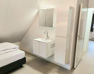 Praktisches Waschbecken im Dachgeschoss eines Ferienhauses in Nunspeet, Veluwe, fr mehr Komfort in Gelderland.