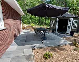 Gerumige Terrasse mit Sonnenschirm am Ferienhaus in Nunspeet, Veluwe, ideal fr Mahlzeiten im Freien in Gelderland.
