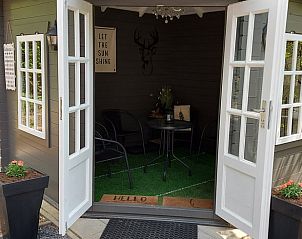 Gemtlicher Pavillon mit offenen Tren im Ferienhaus in Nunspeet, Veluwe, fr entspannende Momente in Gelderland.