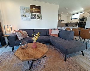 Gezellige woonkamer van Vakantiehuis Villa Wellness 8, EuroParcs Veluwemeer, Nunspeet, met moderne inrichting op de Veluwe.