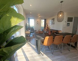 Zonnige eetkamer in Vakantiehuis Villa Wellness 8, EuroParcs Veluwemeer, Nunspeet, met veel lichtinval op de Veluwe.