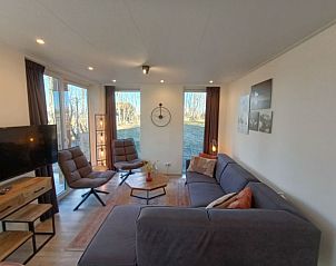 Moderne woonkamer in Vakantiehuis Villa Wellness 8, EuroParcs Veluwemeer, Nunspeet, met comfortabele meubels op de Veluwe.