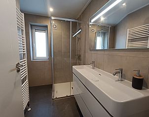 Stijlvolle badkamer in Vakantiehuis Villa Wellness 8, EuroParcs Veluwemeer, Nunspeet, met moderne faciliteiten op de Veluwe.