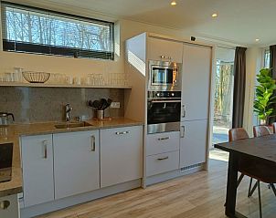 Volledig uitgeruste keuken in Vakantiehuis Villa Wellness 8, EuroParcs Veluwemeer, Nunspeet, met moderne apparatuur op de Veluwe.