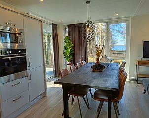 Eetkamer met uitzicht op de Veluwe in Vakantiehuis Villa Wellness 8, EuroParcs Veluwemeer, Nunspeet, ideaal voor gezellige maaltijden.